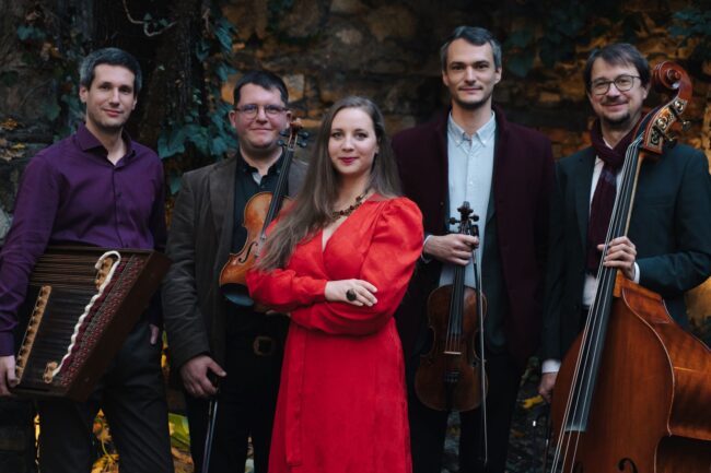 Timár_Sára_és_zenekara_kisebb