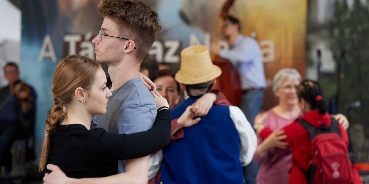 kalocsai vilag-tanchaz