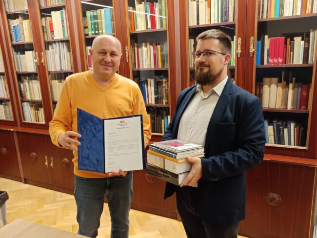 Csíkszeredai_könyvadomány_átadás