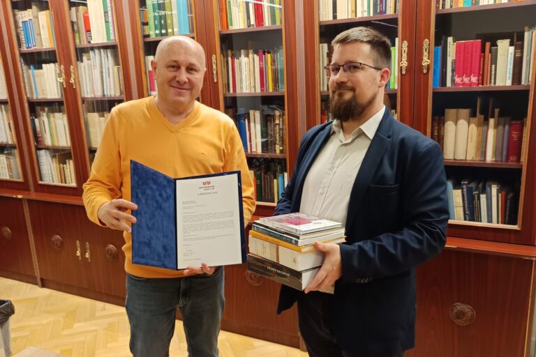 Csíkszeredai_könyvadomány_átadás